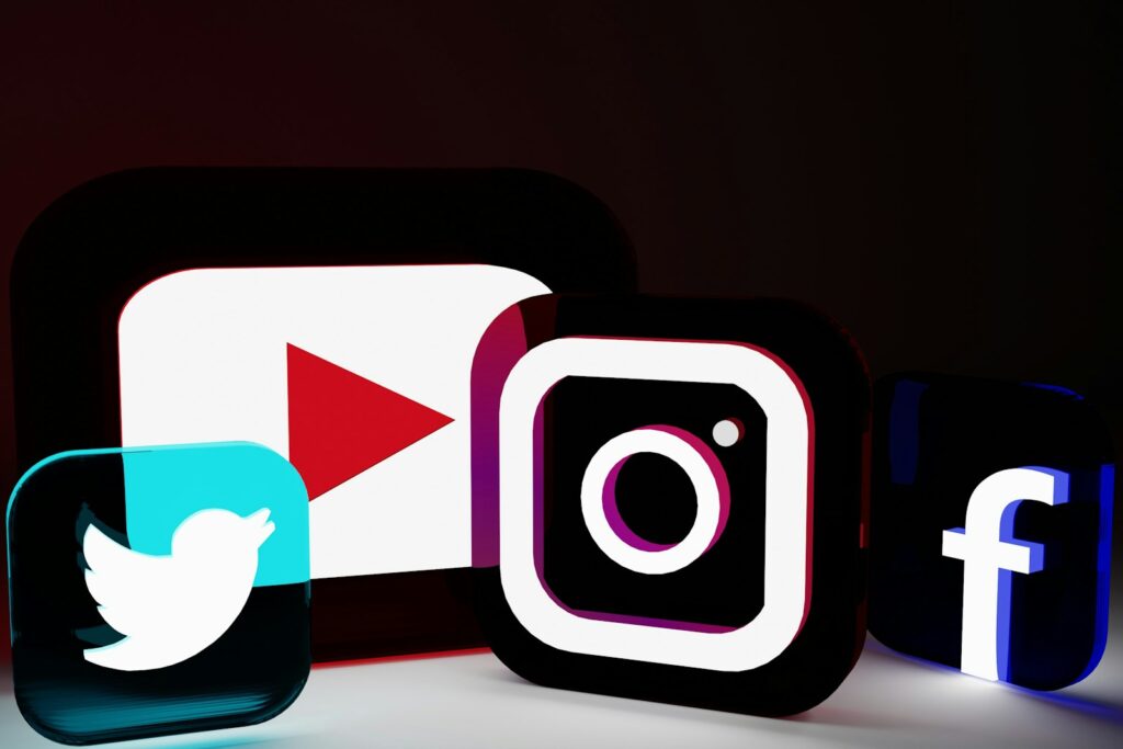 közösségi média témakörű útmutató - Közösségi média: előnyök