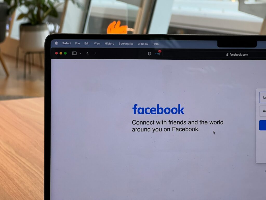 weboldal témakörű útmutató - Elég a Facebook‑oldal? Ezért kell saját weboldal is